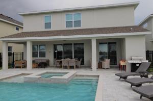 Seven-Bedroom House room in 8 Bedroom Vacation Home with Pool 1914