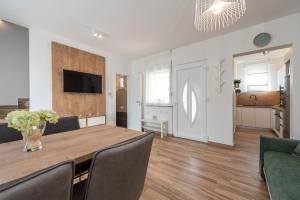 LUXURY APARTMENTS - LA VIR 1 & 2