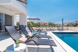 Villa Adria 4 luxury apartment with a pool