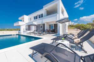 Villa Adria 4 luxury apartment with a pool