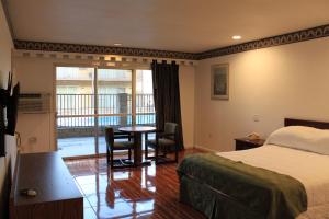 Double Room with Two Double Beds - Smoking room in Menifee Inn