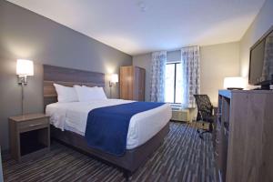 Queen Room - Mobility Access/Non-Smoking room in Days Inn & Suites by Wyndham Wisconsin Dells