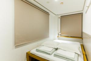 Dvoulůžkový pokoj s manželskou postelí a sdílenou koupelnou