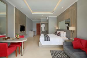 Suite Nhìn ra Hồ bơi (Suite with Pool View)