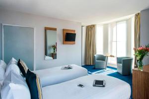 Twin Room with Mobility Accessible Roll-In Shower room in ibis Styles Blackpool