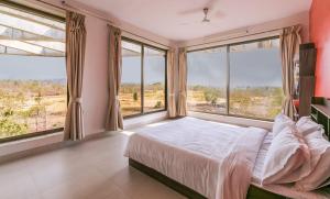 StayVistas Elevar Villa - Elevate your stay with a Mountain-View, Terrace & Plunge Pool