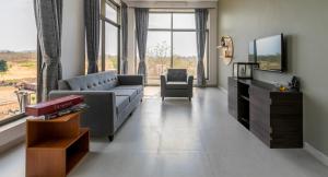 StayVistas Elevar Villa - Elevate your stay with a Mountain-View, Terrace & Plunge Pool