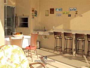 1076 Praia de bombinhas com 3 suítes ótima opção.