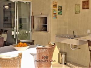 1076 Praia de bombinhas com 3 suítes ótima opção.