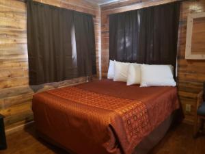 Double Room room in San Juan Motel & Cabins