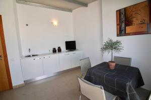 Delta Ebre terraza. A 950 m de LEbre, WIFI. Locamar Appt Paula