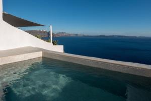 Echoes Suite with private outdoor heated plunge pool- semi outdoor hot tub and Caldera View