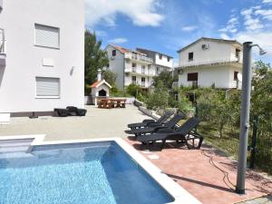 Nice apartment with shared swimming pool only 500m from the beach and 4km from Trogir