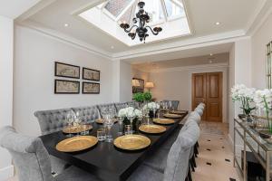 AVAL Stunning 6-bed house near Harrods in Knightsbridge