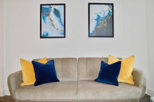 QH31 - City centre location with 2 double bedrooms sleeping up to 4 people - spacious work or leisure apartment