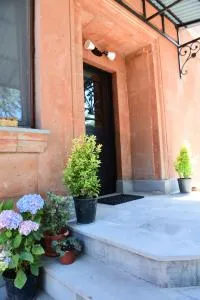 Red House Hatis - Byureghavan