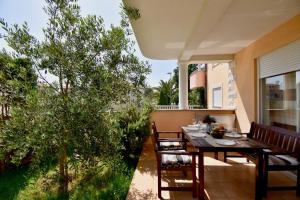 Spacious apartment with the garden, near the sandy beach