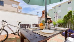 Spacious apartment with the garden, near the sandy beach