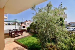 Spacious apartment with the garden, near the sandy beach