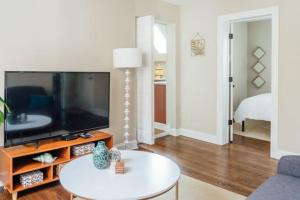 Spacious 2BR Apartment near Airport - Central Charming