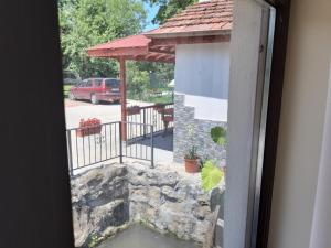 Къща за гости "Там край реката "