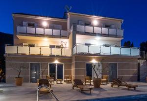 Villa Nikola - pool side apartments