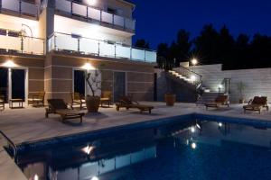 Villa Nikola - pool side apartments