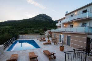 Villa Nikola - pool side apartments