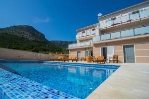 Villa Nikola - pool side apartments