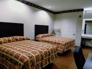 Queen Room with Two Queen Beds - Non-Smoking room in Scott Inn & Suites - Downtown Houston