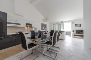 Beautiful penthouse for 8 close to city center