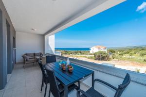 Adris 2 luxury modern apartment with a pool 