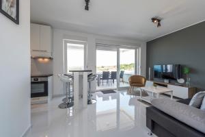 Adris 2 luxury modern apartment with a pool 