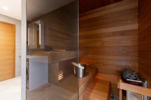 Self-check-in 3 bedroom apartment with sauna and balconies