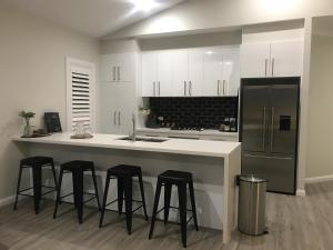 Luxury 2br home with King, 5 star private & close