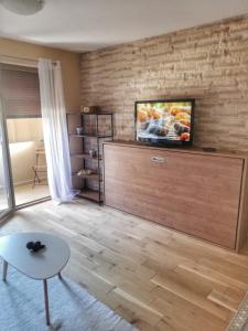 Apartman Matan, Postira