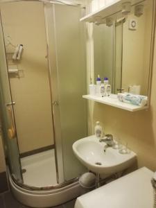 Apartman Matan, Postira