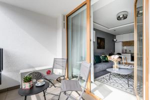 M&R Apartament Airport&Business DeLuxe Cybernetyki 17 - underground garage - free WiFi - Netflix - air conditioning - self check-in, close by Chopin Airport