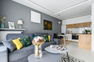 M&R Apartament Airport&Business DeLuxe Cybernetyki 17 - underground garage - free WiFi - Netflix - air conditioning - self check-in, close by Chopin Airport