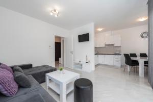 Villa Star 2 a centrally located ap. with a pool 