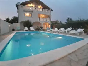 Apartments"Nika" with private pool - Nadin