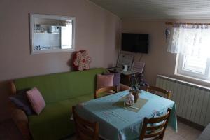 Apartments with a parking space Makarska 17224