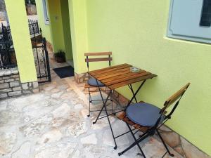 Apartments with a parking space Kastelir, Central Istria - Sredisnja Istra - 17528