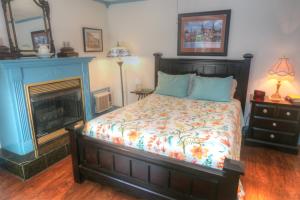 Queen Suite room in Hidden Springs Bed and Breakfast