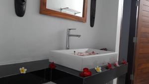 Suite Có Giường Cỡ King Nhìn Ra Hồ Bơi (King Suite with Pool View)