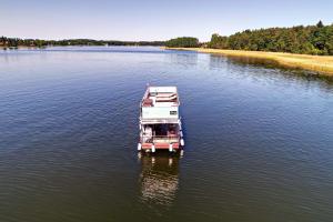 Houseboat Poland pływający domek na Mazurach
