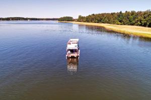 Houseboat Poland pływający domek na Mazurach
