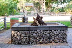 Kalahari Camelthorn Guesthouse and Camping