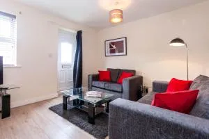 4 bed home, driveway parking ideally located in Latchford, Warrington - Executive St Marys House - Sankey