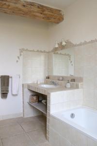 B&B / Chambres d'hotes DOMAINE DE MARLAS - CHAMBRES D'HOTES : Chambre Double Confort